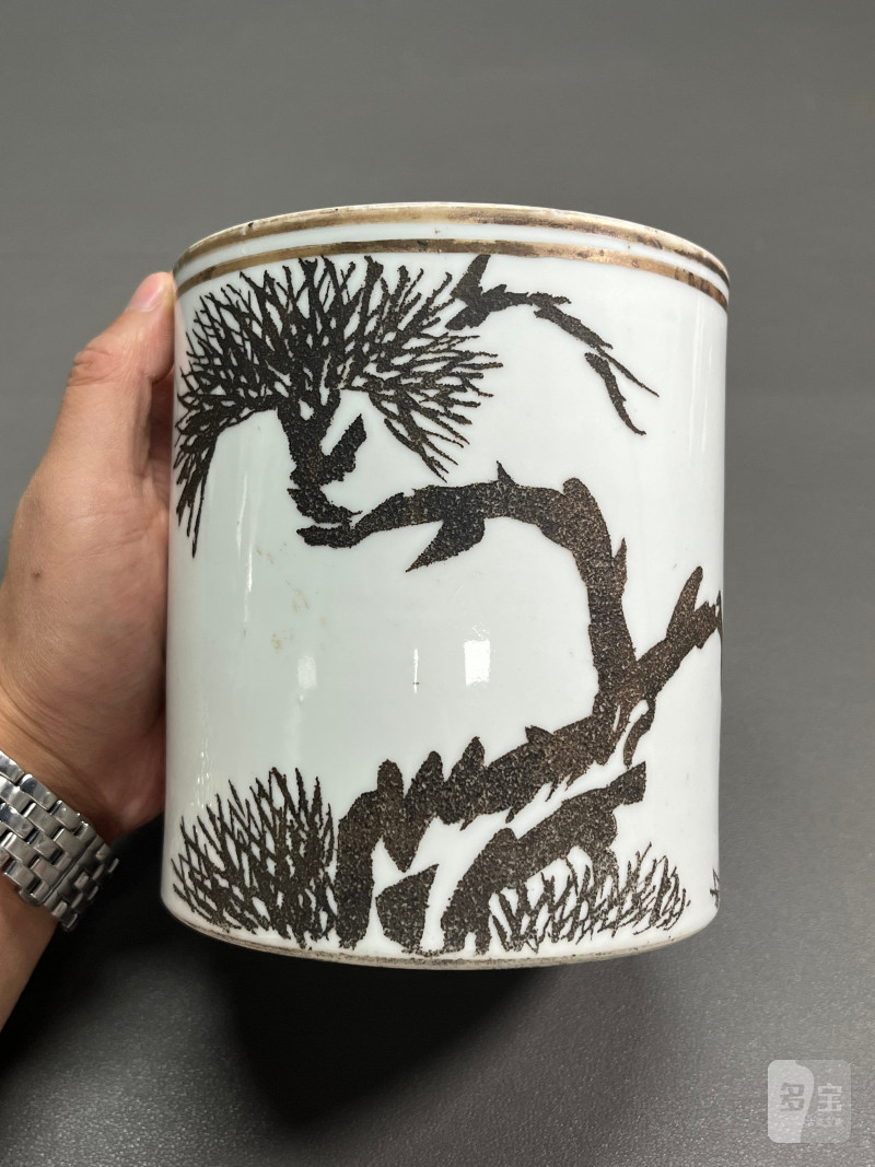 清同治  刻瓷描金苍松图笔筒 - 图18